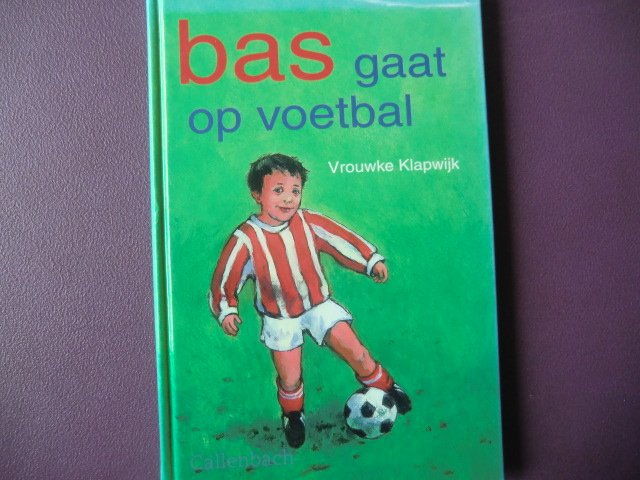bas gaat op voetbal / Vrouwke Klapwijk (AVI M3 - E3 / Harde kaft)