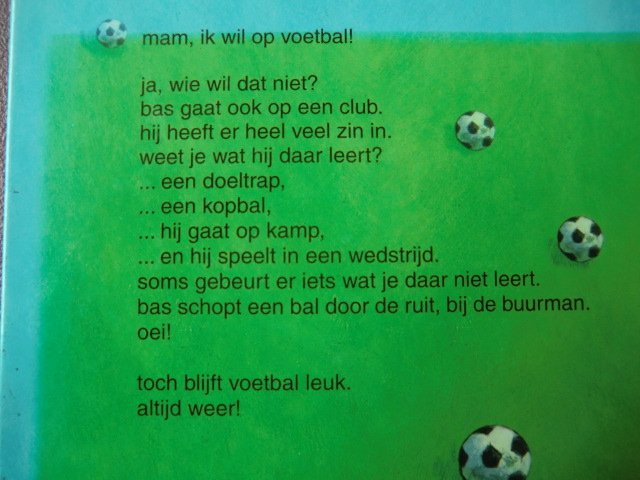 bas gaat op voetbal / Vrouwke Klapwijk (AVI M3 - E3 / Harde kaft)