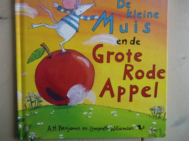 De kleine muis en de grote rode appel / A.H. Benjamin (Harde kaft)