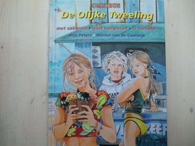 De olijke tweeling omnibus: De olijke tweeling met vakantie / De olijke tweeling gaat kamperen / De olijke tweeling is verliefd / Marion van de Coolwijk(AVI M7 ; harde kaft)