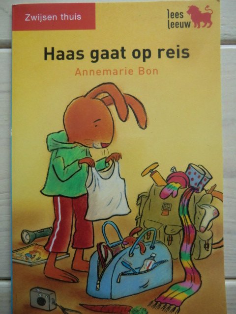 Haas gaat op reis / Annemarie Bon (AVI 4 ; zachte kaft)