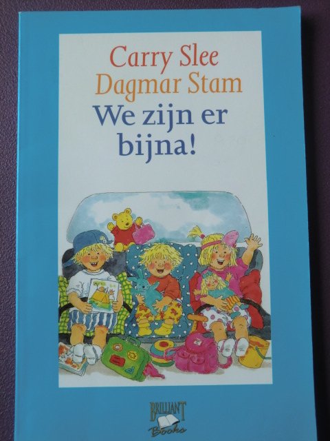 We zijn er bijna! / Carry Slee (zachte kaft/ blauw)