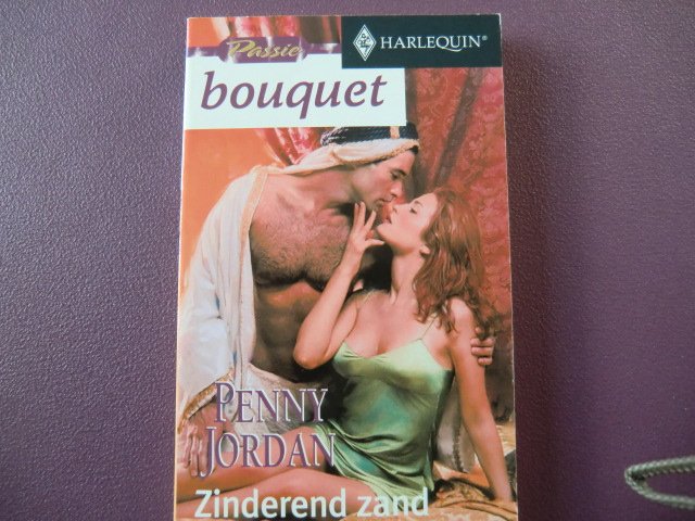 Bouquet 2454: Zinderend zand / Penny Jordan
